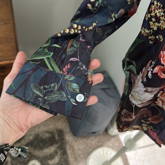 Floral Button down silk like top size small - Picture 3 of 3